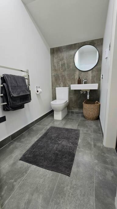 Apartment 5 - Haddin Court - Modern Loft Style Бленхайм Екстериор снимка