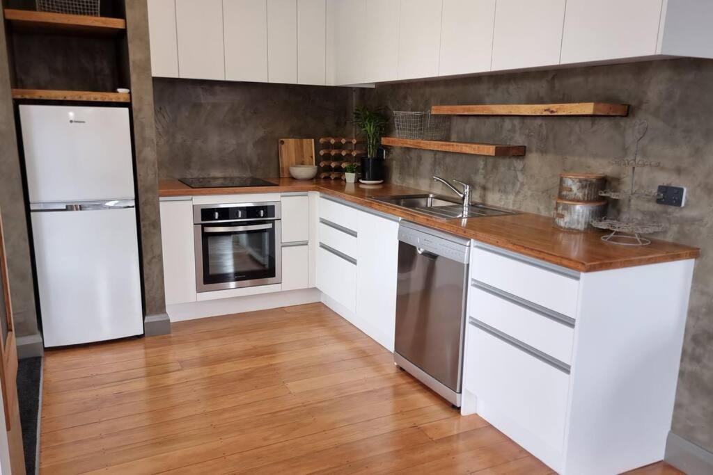 Apartment 5 - Haddin Court - Modern Loft Style Бленхайм Екстериор снимка