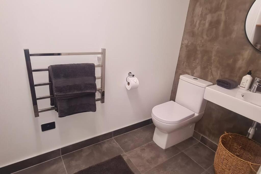 Apartment 5 - Haddin Court - Modern Loft Style Бленхайм Екстериор снимка