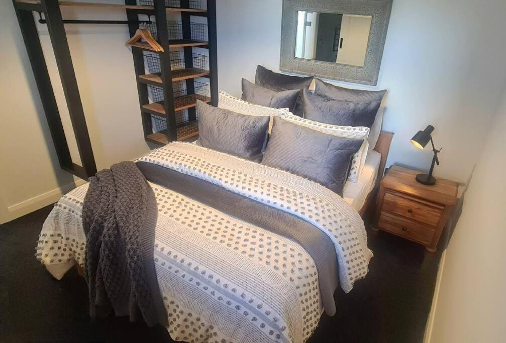 Apartment 5 - Haddin Court - Modern Loft Style Бленхайм Екстериор снимка