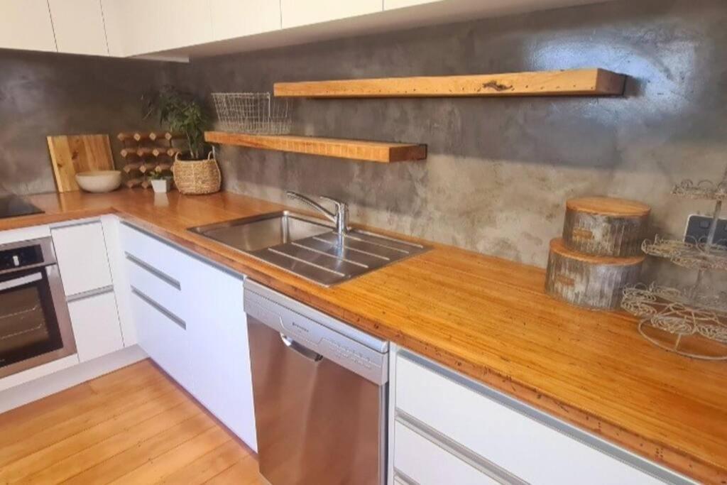 Apartment 5 - Haddin Court - Modern Loft Style Бленхайм Екстериор снимка