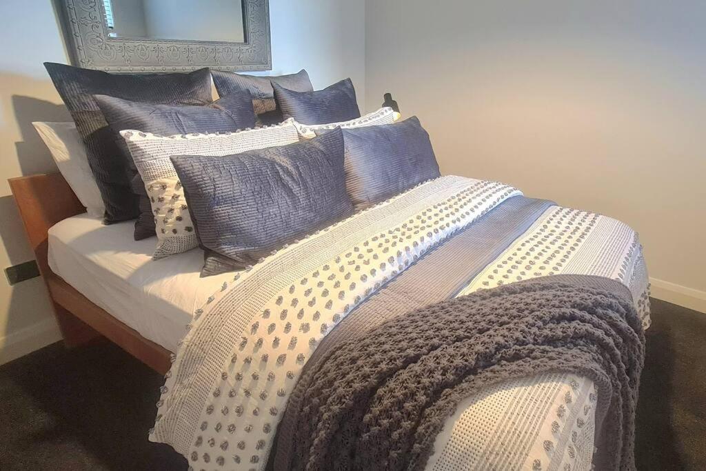 Apartment 5 - Haddin Court - Modern Loft Style Бленхайм Екстериор снимка